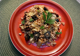 Kroupy se zelím, rajčaty a olivami po italsku