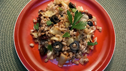 Kroupy se zelím, rajčaty a olivami po italsku