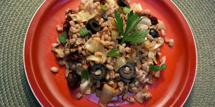 Kroupy se zelím, rajčaty a olivami po italsku