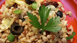 Kroupy se zelím, rajčaty a olivami po italsku