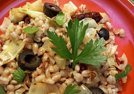 Kroupy se zelím, rajčaty a olivami po italsku