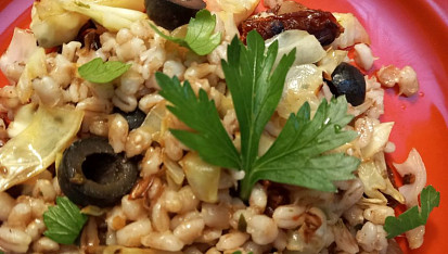 Kroupy se zelím, rajčaty a olivami po italsku