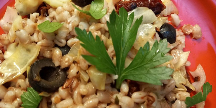 Kroupy se zelím, rajčaty a olivami po italsku