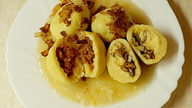 Plněné bramborové knedlíky škvarky a houbami