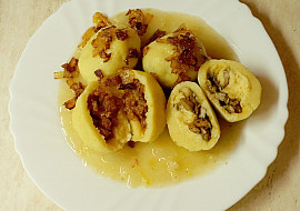 Plněné bramborové knedlíky škvarky a houbami