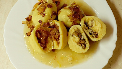 Plněné bramborové knedlíky škvarky a houbami