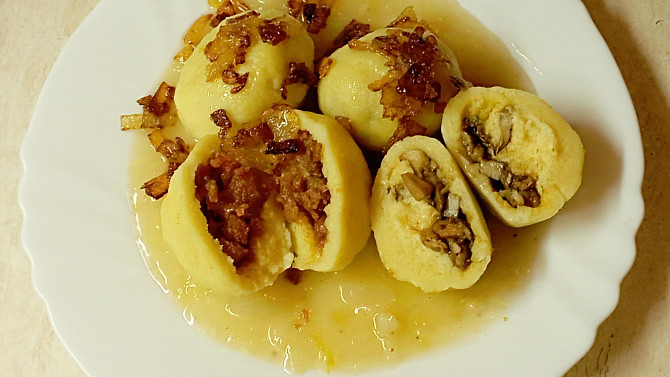 Plněné bramborové knedlíky škvarky a houbami