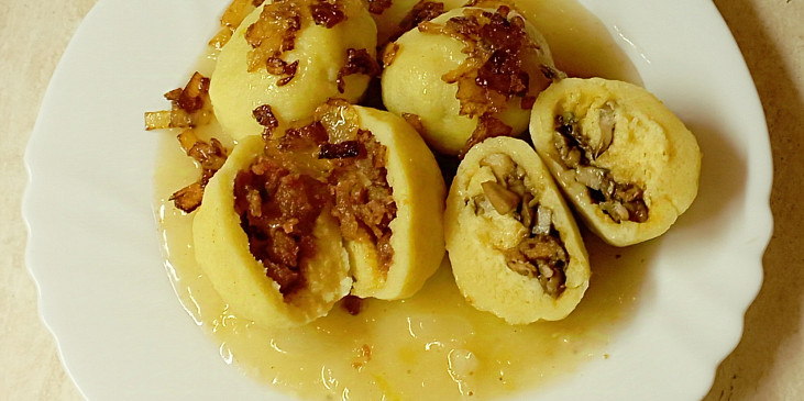 Plněné bramborové knedlíky škvarky a houbami