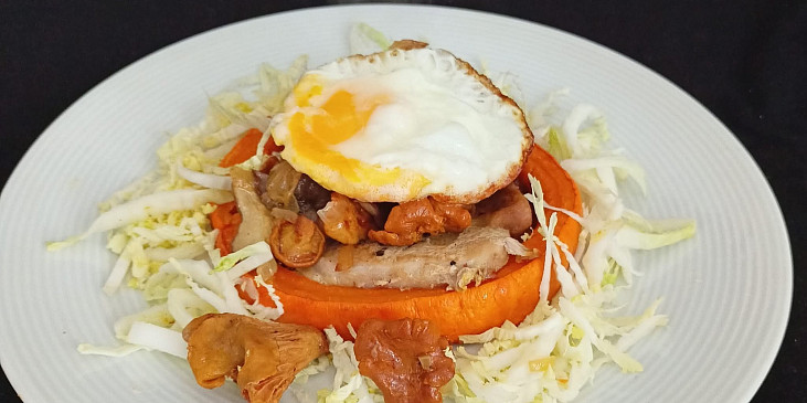 Vepřová kotleta s pečenou dýní a restovanými houbami