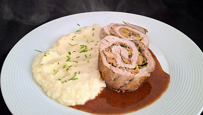 Vepřová roláda plněná houbami a slaninou, celerové pyré