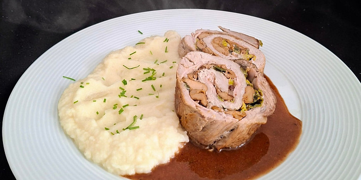 Vepřová roláda plněná houbami a slaninou, celerové pyré