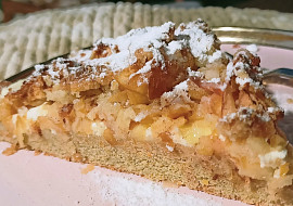 Diabetický koláč s tvarohem, jablky a ořechy