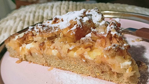 Diabetický koláč s tvarohem, jablky a ořechy