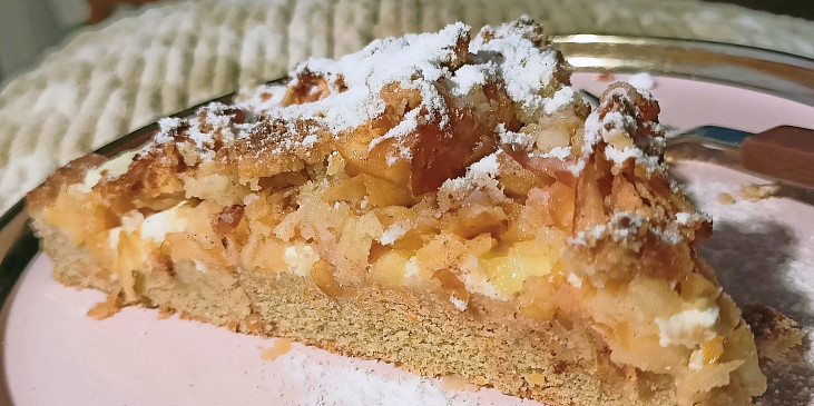 Diabetický koláč s tvarohem, jablky a ořechy