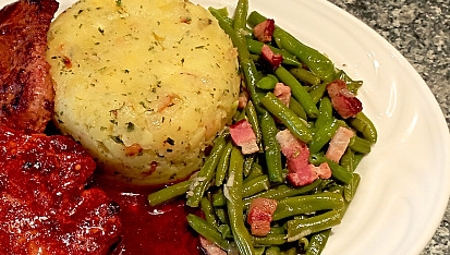 Fazolové lusky na slanině s česnekem