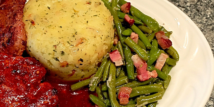 Fazolové lusky na slanině s česnekem