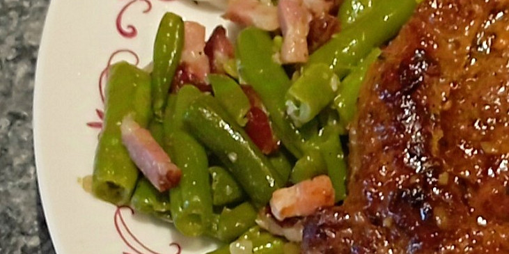 Fazolové lusky na slanině s česnekem