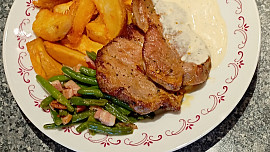 Fazolové lusky na slanině s česnekem