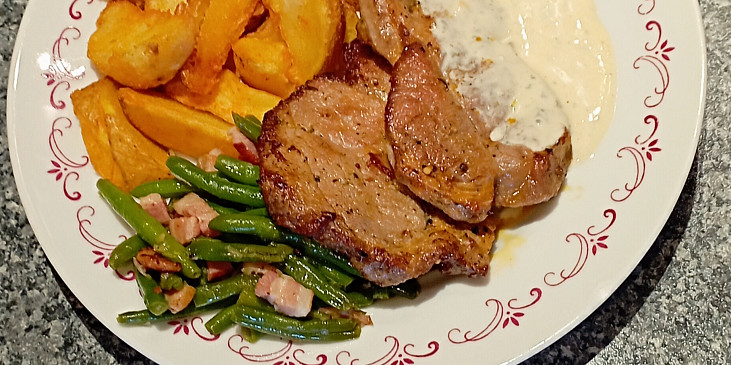 Fazolové lusky na slanině s česnekem