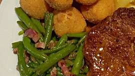 Fazolové lusky na slanině s česnekem