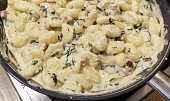 Gnocchi s kuřecím masem, špenátem a sýrovo-smetanovou omáčkou