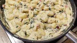 Gnocchi s kuřecím masem, špenátem a sýrovo-smetanovou omáčkou