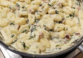 Gnocchi s kuřecím masem, špenátem a sýrovo-smetanovou omáčkou