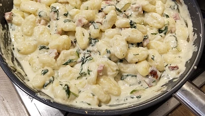 Gnocchi s kuřecím masem, špenátem a sýrovo-smetanovou omáčkou