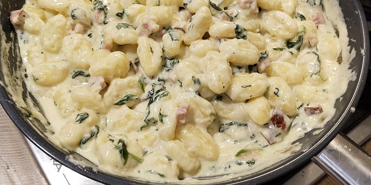 Gnocchi s kuřecím masem, špenátem a sýrovo-smetanovou omáčkou