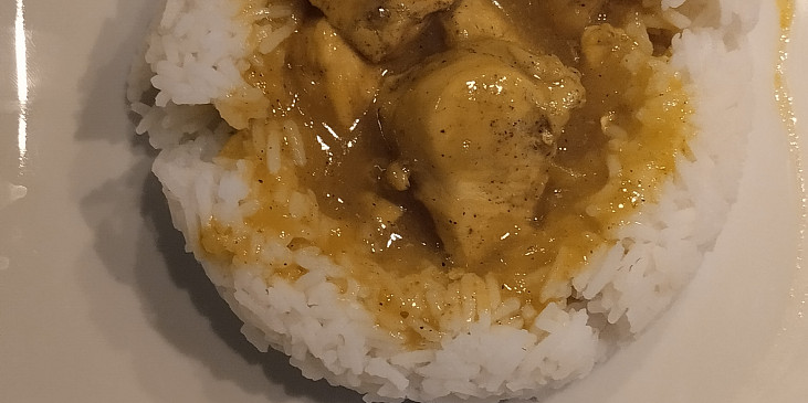 Kuřecí prsíčka s kokosovým mlékem a kari (Kuřecí na kari)