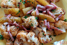 Květák pečený s brambory a slaninou