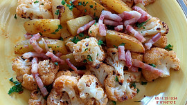 Květák pečený s bramborami a slaninou v jednom pekáčku