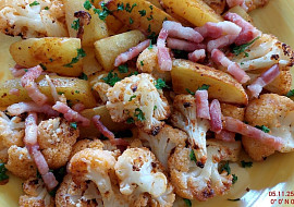 Květák pečený s bramborami a slaninou v jednom pekáčku (Květák pečený s brambory a slaninou)