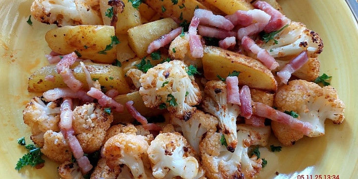 Květák pečený s bramborami a slaninou v jednom pekáčku (Květák pečený s brambory a slaninou)