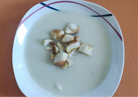 Květáková krémová polévka s krutony