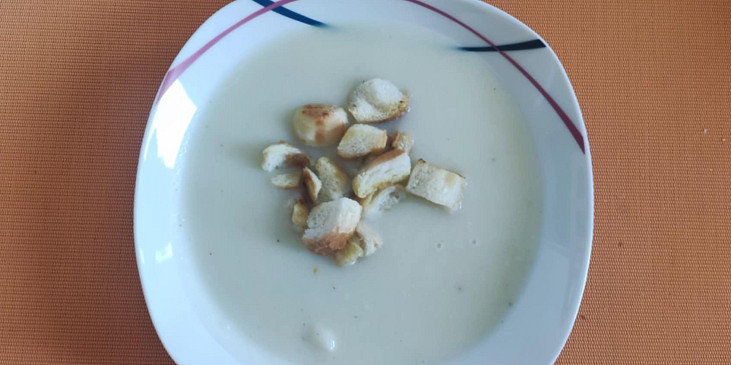 Květáková krémová polévka s krutony