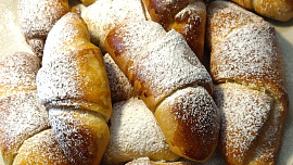 Kynuté rohlíčky s ořechovou nádivkou