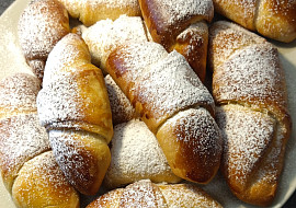 Kynuté rohlíčky s ořechovou nádivkou