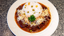 Mexický guláš sypaný sýrem