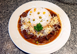 Mexický guláš sypaný sýrem