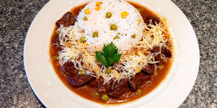 Mexický guláš sypaný sýrem