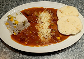 Mexický guláš sypaný sýrem