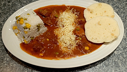 Mexický guláš sypaný sýrem