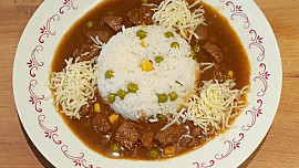 Mexický guláš sypaný sýrem