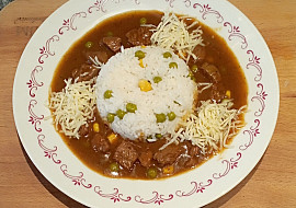 Mexický guláš sypaný sýrem