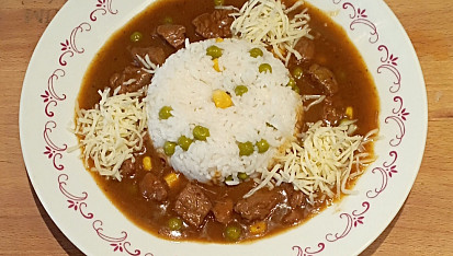 Mexický guláš sypaný sýrem