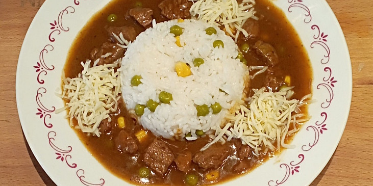 Mexický guláš sypaný sýrem