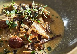 Pečené telecí hrudí s hříbkovou omáčkou podle Honzy Punčocháře