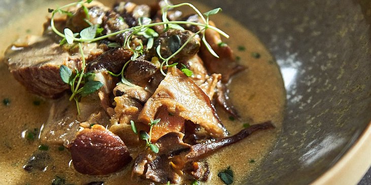 Pečené telecí hrudí s hříbkovou omáčkou podle Honzy Punčocháře