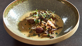 Pečené telecí hrudí s hříbkovou omáčkou podle Honzy Punčocháře